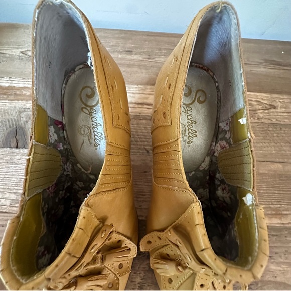 Seychelles Clue Oxford Fringe Heel Pump Shoe Anthropologie Mustard Retro 9.5 - Picture 6 of 10